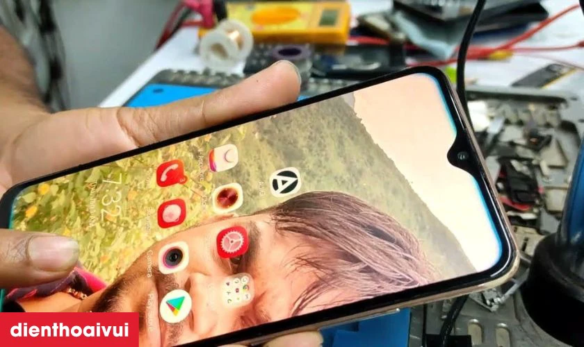 Màn hình cũ xuống cấp là nguyên nhân cần thay màn hình Vivo 11 Pro thường gặp