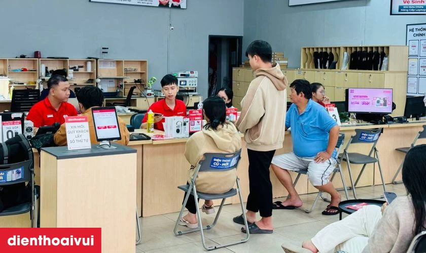 Thay màn hình lấy liền, bảo đảm linh kiện và quyền lợi bảo hành cho khách hàng