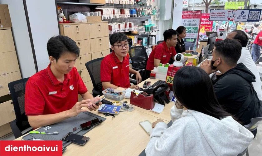 Bằng c&ocirc;ng cụ chuy&ecirc;n dụng, kỹ thuật vi&ecirc;n tiến h&agrave;nh thay m&agrave;n h&igrave;nh Vivo V23 5G