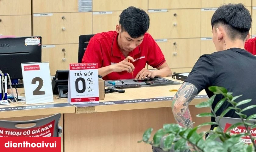 Quy trình thay màn hình điện thoại mới diễn ra minh bạch, công khai