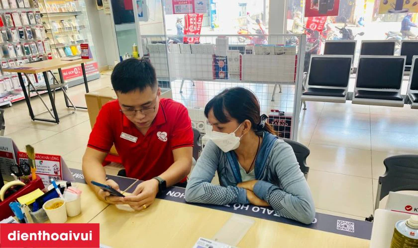 Khách hàng kiểm tra lại máy lần nữa khi nhận bàn giao