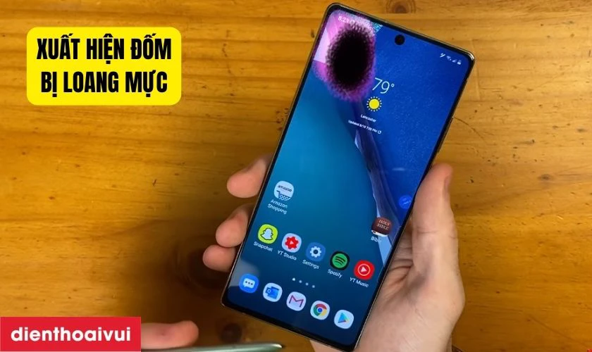 Xuất hiện các vết đốm, loang màu