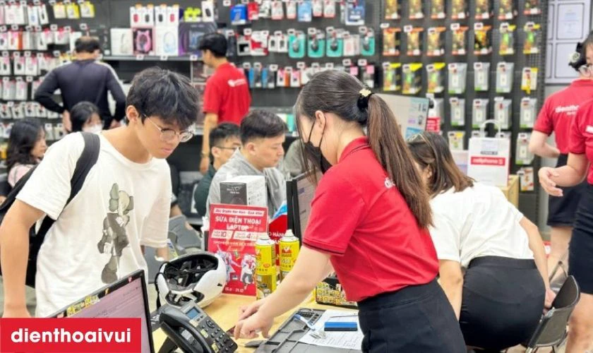 Nhân viên sẽ bàn giao máy để khách hàng kiểm tra lại một lần nữa