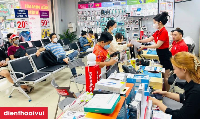 Khách hàng kiểm tra lại thiết bị một lần nữa