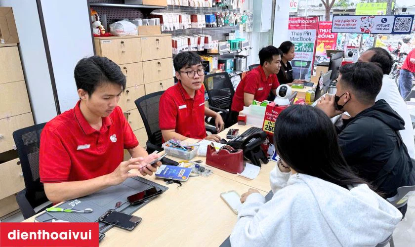 Kỹ thuật viên tiến hành đánh giá toàn diện