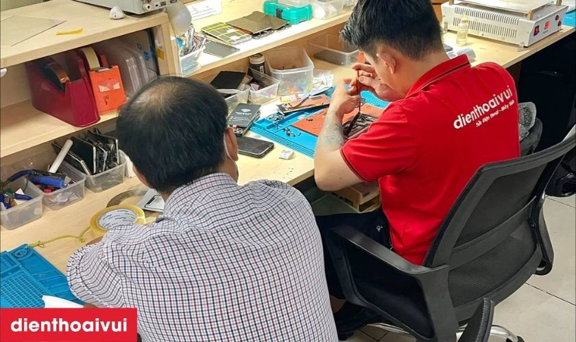 Kỹ thuật viên cẩn thận gỡ bỏ màn hình cũ và lắp màn hình mới