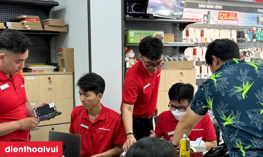 Kỹ thuật viên tiến hành kiểm tra toàn diện màn hình