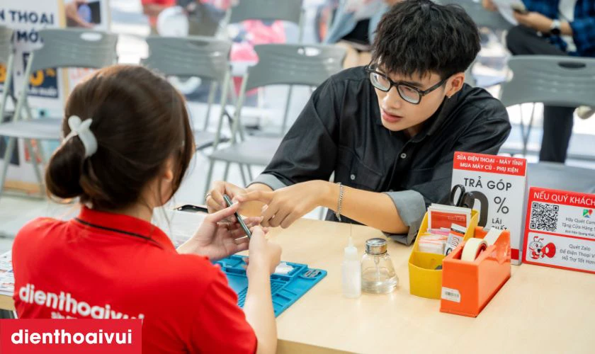 Nhân viên Điện Thoại Vui tiếp nhận yêu cầu từ khách hàng