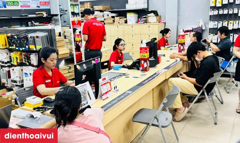 Khách hàng nhận lại thiết bị, kiểm tra lần cuối và nhận phiếu bảo hành đầy đủ