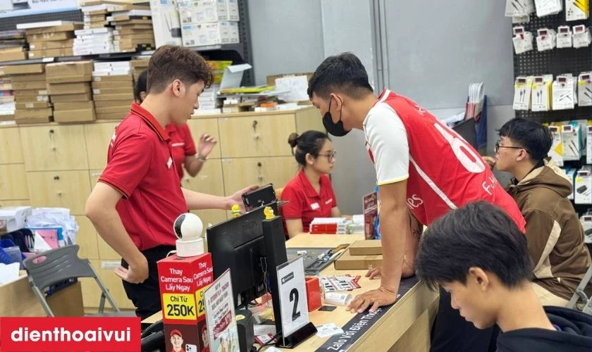 Kỹ thuật viên tiến hành kiểm tra máy, tư vấn báo giá