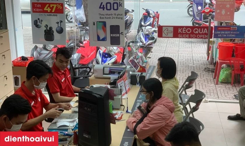 Nhân viên gửi máy lại cho khách kiểm tra, sau đó hướng dẫn đến quầy thanh toán