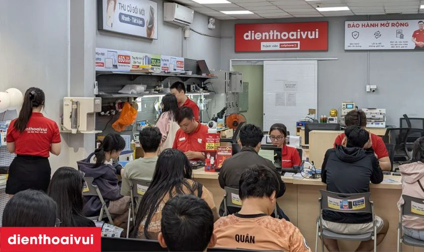 Khách hàng mang Xiaomi Poco X5 đến cửa hàng sẽ được nhân viên tiếp nhận ngay