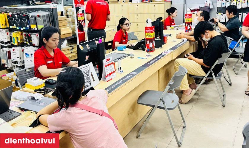 Sau khi thay xong, kỹ thuật viên kiểm tra các chức năng