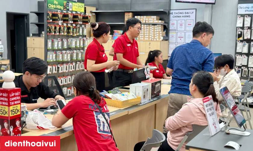 Khách hàng nhận lại máy, kiểm tra lần cuối