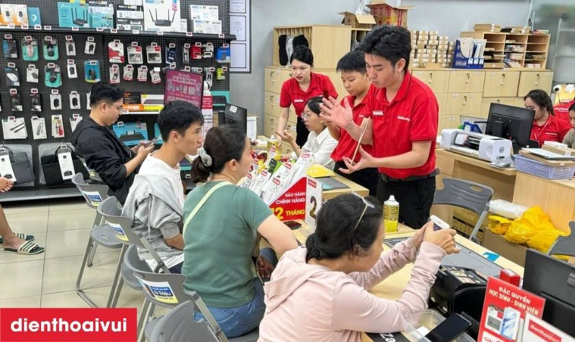 Khách hàng mang Xiaomi Poco X6 5G đến cửa hàng