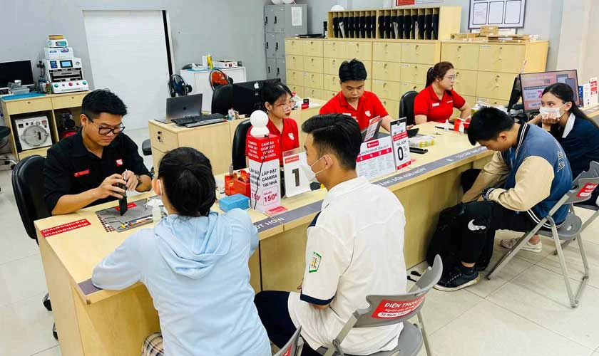 Khách hàng Đống Đa sửa chữa điện thoại Xiaomi