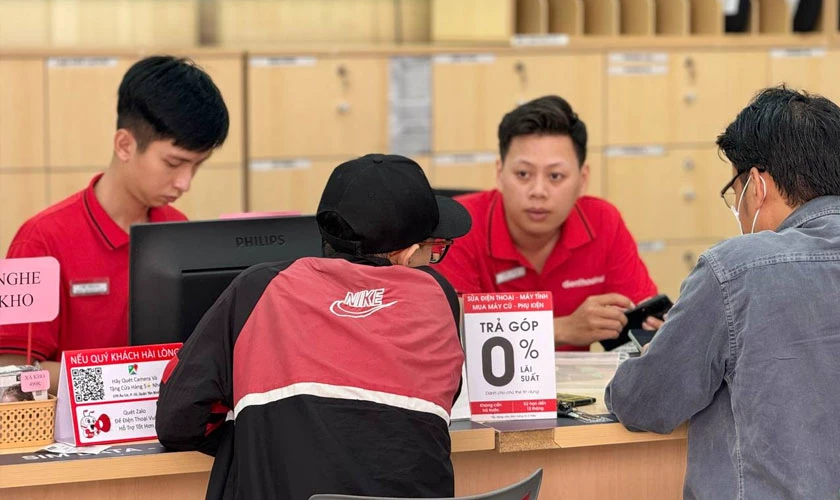 Kỹ thuật viên thay màn hình Xiaomi quận Tân Phú