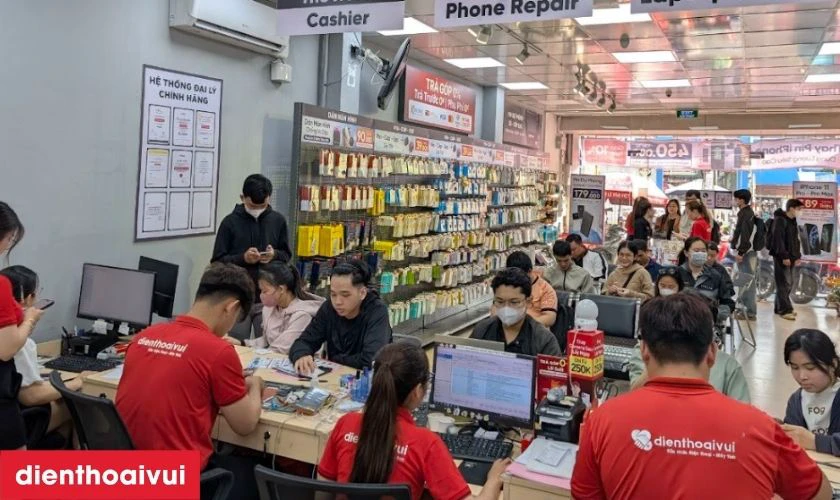 Giao máy lại cho khách hàng, dán tem bảo hành