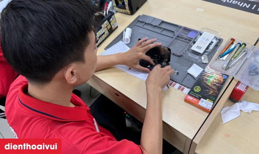 Kỹ thuật viên chuyên nghiệp trực tiếp thực hiện thay màn hình cho khách hàng