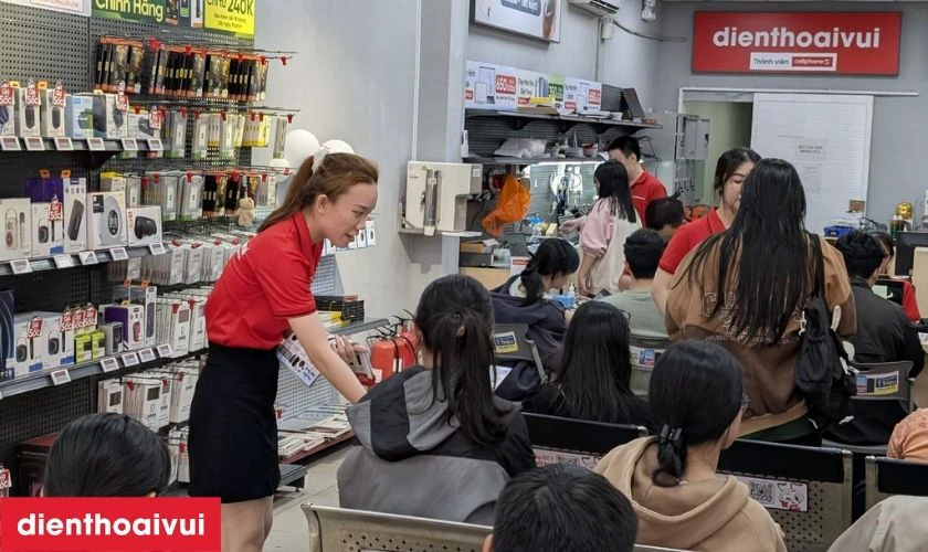 Khách hàng có thể kiểm tra lại Xiaomi Redmi K20 trước khi thanh toán