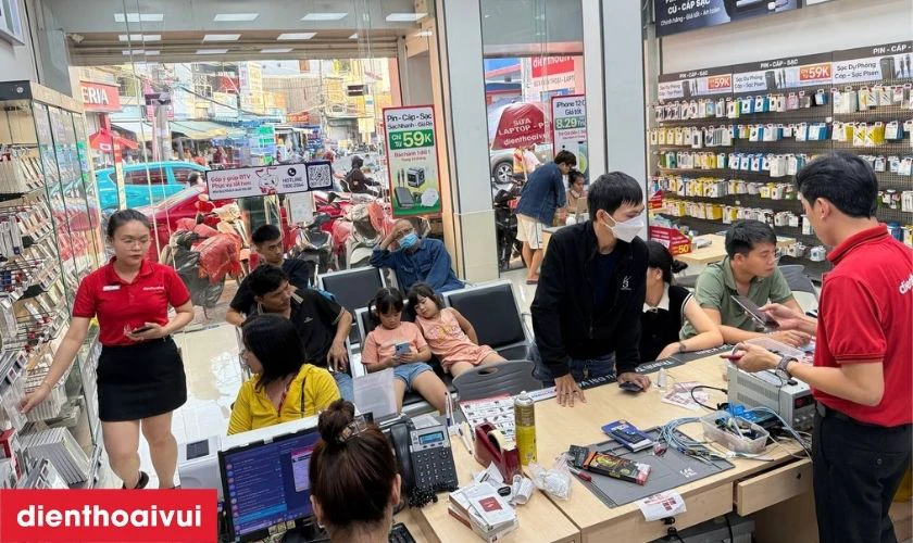 Nhân viên gửi máy lại cho khách hàng kiểm tra lại