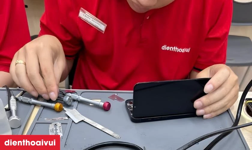 Quy tr&igrave;nh thay m&agrave;n h&igrave;nh Xiaomi Redmi K60 Pro minh bạch, l&acirc;́y li&ecirc;̀n tại Điện Thoại Vui