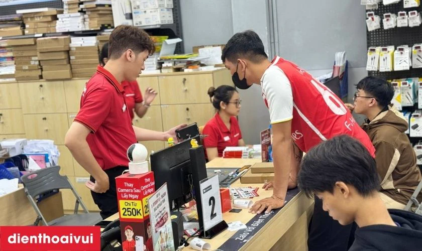 Kỹ thuật viên kiểm tra tình trạng màn hình và các chức năng liên quan