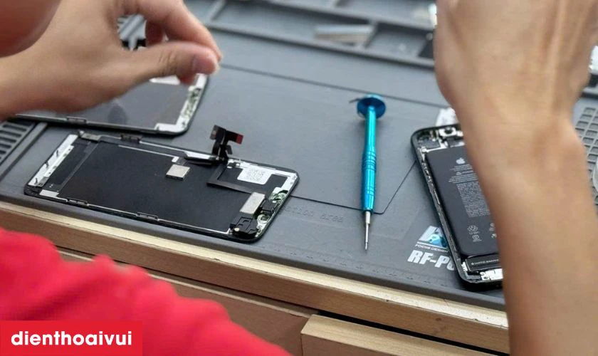 Kỹ thuật viên test lại cảm ứng, hiển thị, ngoại quan