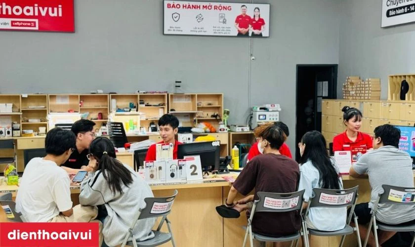 Thời gian sửa chữa nhanh, kh&aacute;ch h&agrave;ng c&oacute; thể ngồi chờ v&agrave; nhận m&aacute;y ngay