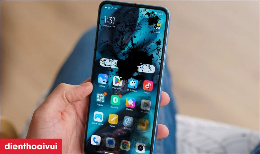 Nứt vỡ, xuất hiện đốm màu khác lạ là dấu hiệu cần kiểm tra, thay màn mới