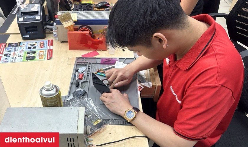 Quy tr&igrave;nh thay m&agrave;n h&igrave;nh Xiaomi Redmi Note 14 tại Điện Thoại Vui