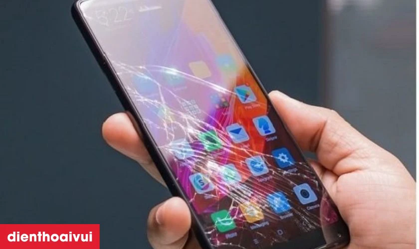 Thay màn hình mới khi có dấu hiệu nứt vỡ, trầy xước nặng