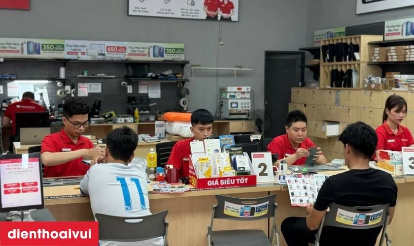 Địa chỉ thay m&agrave;n h&igrave;nh Xiaomi Redmi Poco X7 Pro ở đ&acirc;u gi&aacute; tốt, lấy liền tại TPHCM, H&agrave; Nội, Đồng Nai?