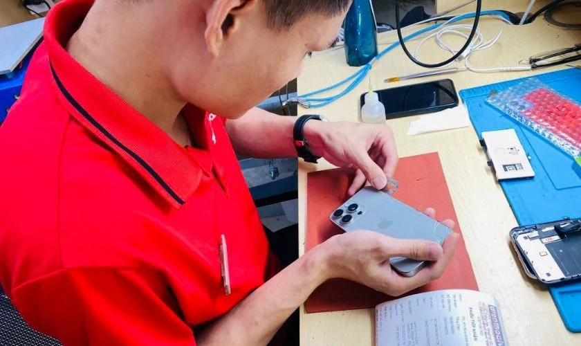 Kỹ thuật viên tiến hành tách lớp kính cũ ra và thay kính mới vào