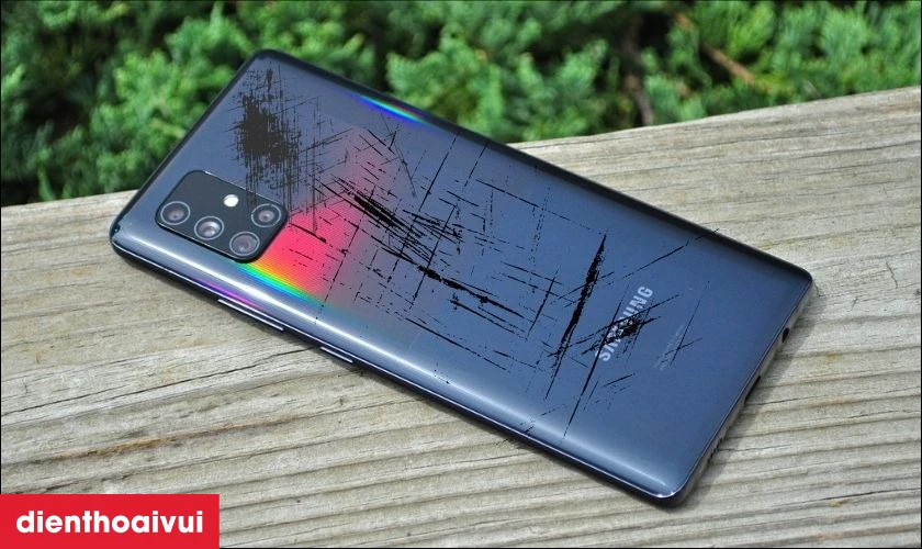 Nứt vỡ, trầy xước là những dấu hiệu cần thay nắp lưng Samsung A71 mới