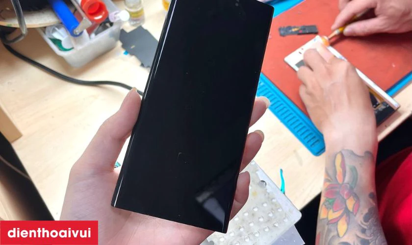 Kiểm tra, vệ sinh, lắp ráp hoàn thiện Galaxy S10 Plus