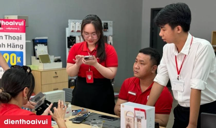 Kh&aacute;ch h&agrave;ng được kiểm tra, tư vấn r&otilde; r&agrave;ng trước khi sửa chữa