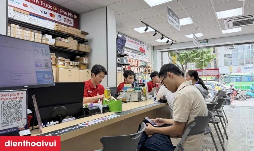 Sau khi thay xong, Apple Watch Series SE được kiểm tra lại to&agrave;n bộ chức năng