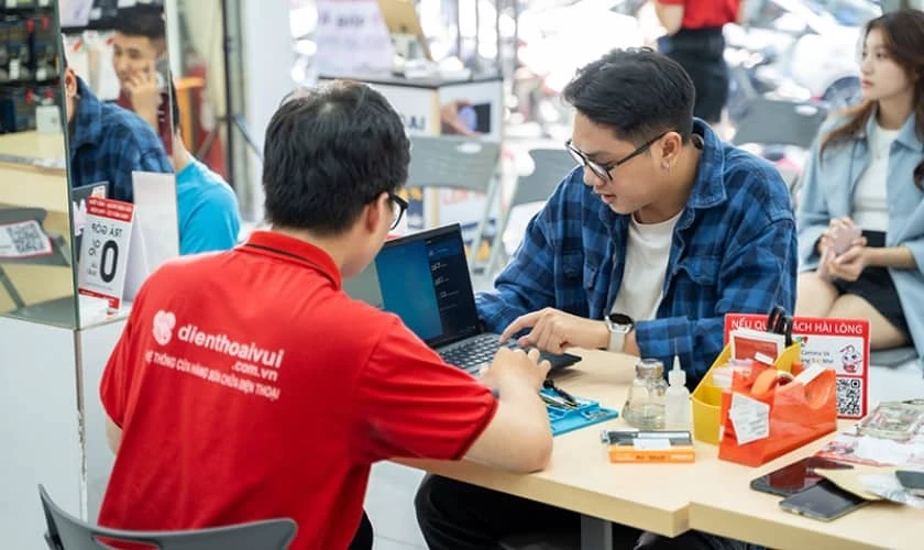 Kỹ thuật viên có kinh nghiệm thay ổ cứng laptop