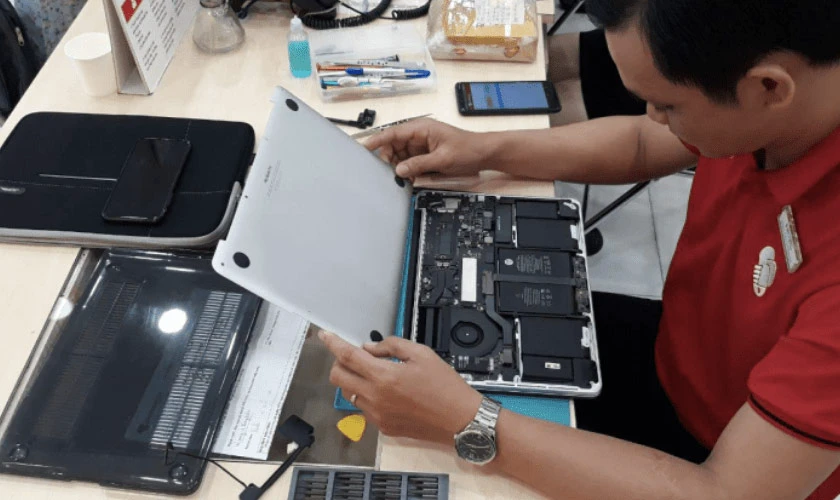 Khách hàng đang trải nghiệm dịch vụ thay ổ cứng laptop tại Điện Thoại Vui