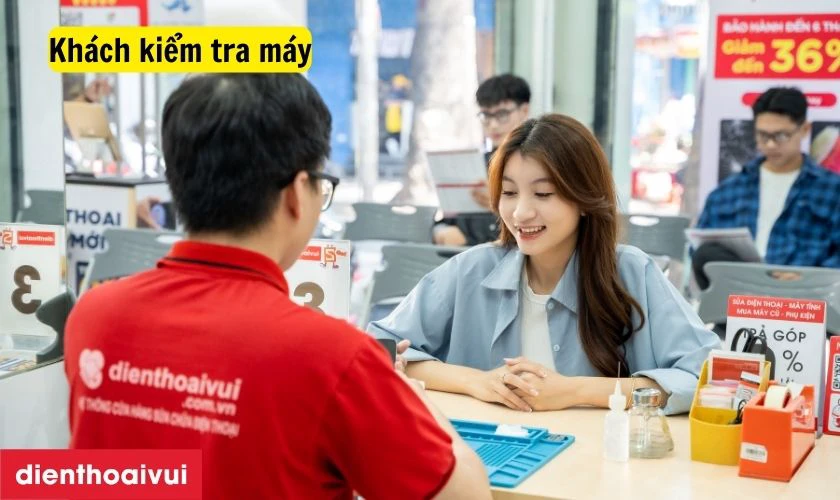 Khách hàng sẽ kiểm tra lại máy sau khi quá trình sửa chữa hoàn tất