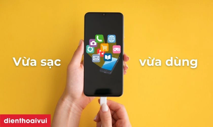 Vừa sạc pin điện thoại vừa dùng