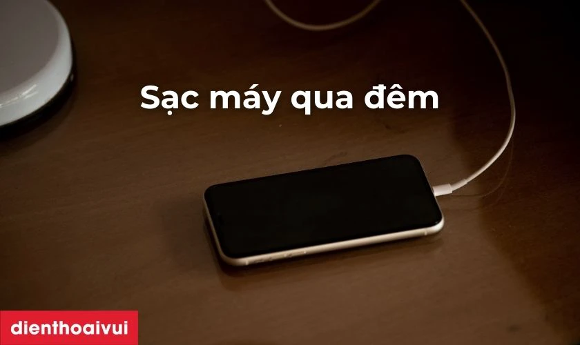 Sạc pin smartphone xuyên đêm