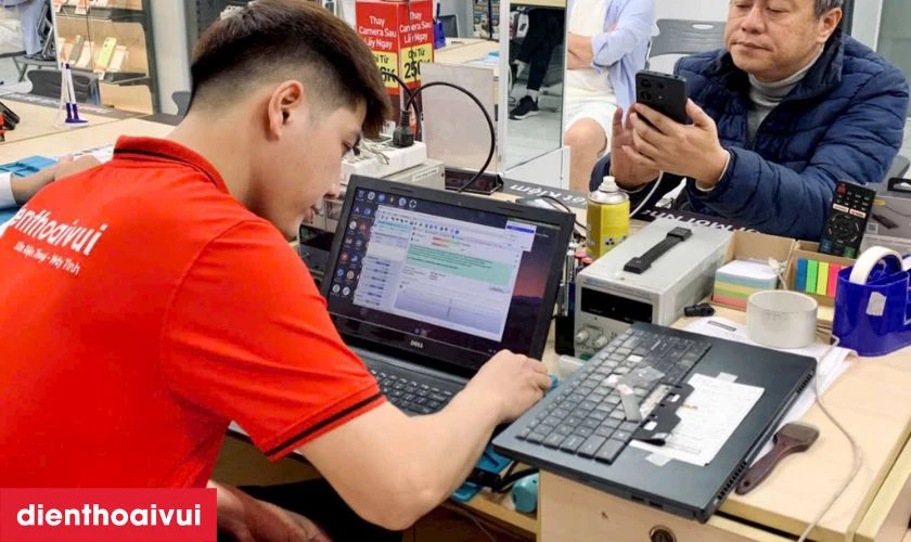 Trả laptop cho khách và hướng dẫn thanh toán