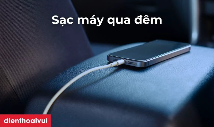 Cắm sạc smartphone xuyên đêm