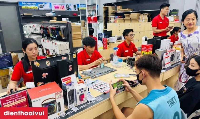Giao máy cho khách, hướng dẫn cách sử dụng pin bền lâu