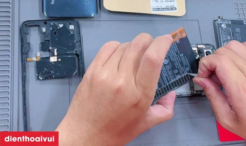 Khách kiểm tra máy trực tiếp, nhận tư vấn sạc-pin và chế độ bảo hành dài hạn