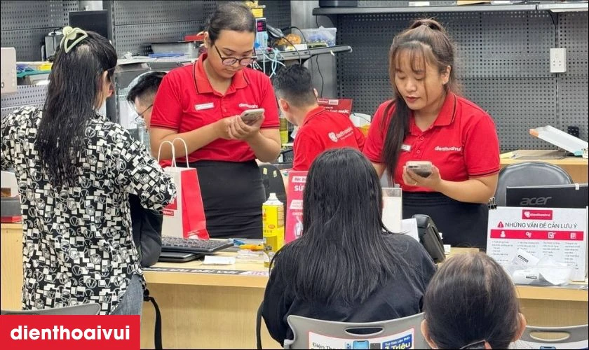 Khách hàng kiểm tra lại máy trước khi thanh toán dịch vụ