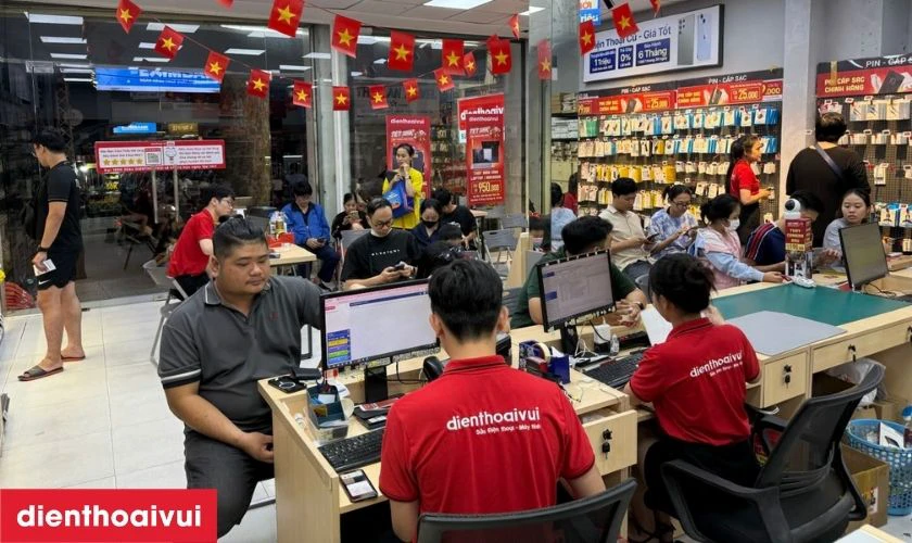 Nh&acirc;n vi&ecirc;n gửi lại m&aacute;y cho kh&aacute;ch kiểm tra chức năng