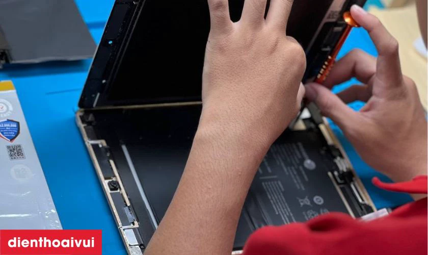 Quy trình thay pin chuyên nghiệp lấy liền tại Điện Thoại Vui